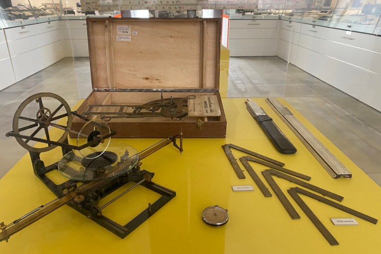 An analog instrument is one that processed numerical values by representing them by "analogy,", with the measurement of a continuous physical quantity.