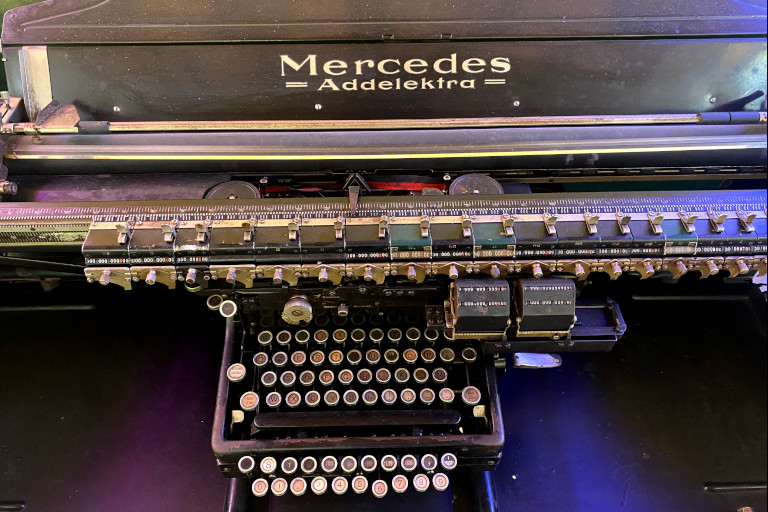 Machine à écrire et calculatrice : la Mercedes Addelektra.